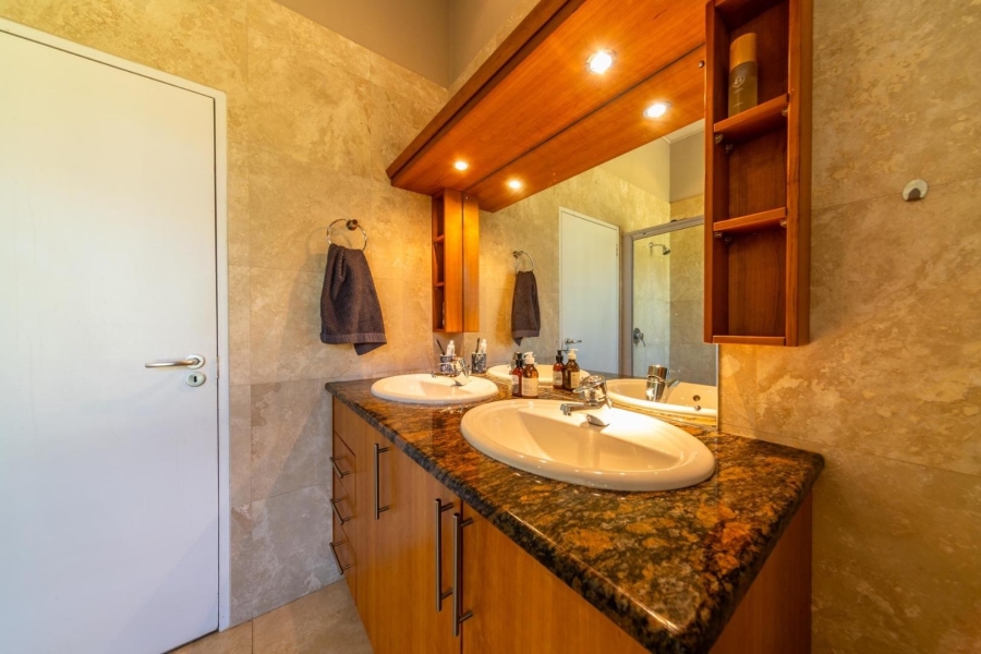 To Let 2 Bedroom Property for Rent in Onder Papegaaiberg Western Cape